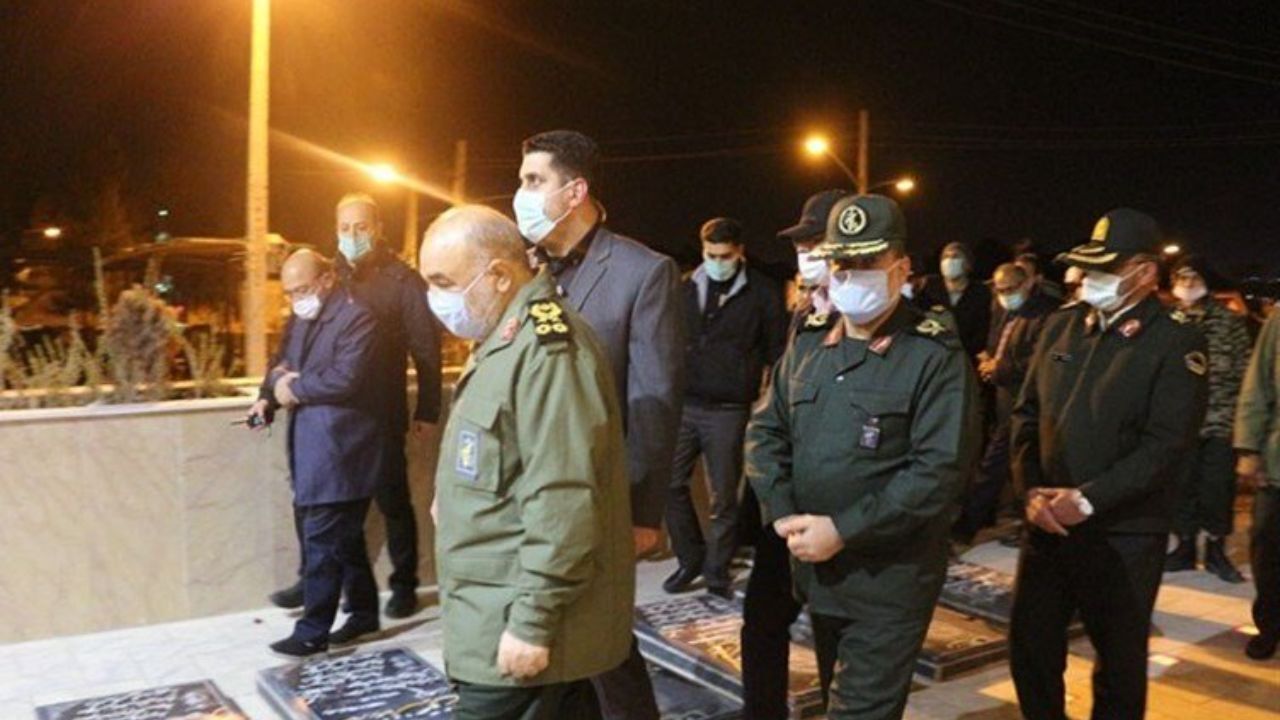 فاتحه خوانی فرمانده کل سپاه پاسداران بر سر مزار سردار سلیمانی