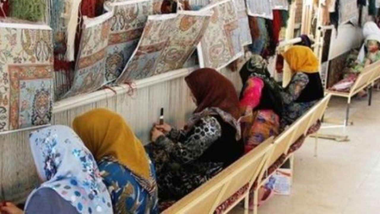 قالی بافی هنری با زحمت و هزینه های فراوان