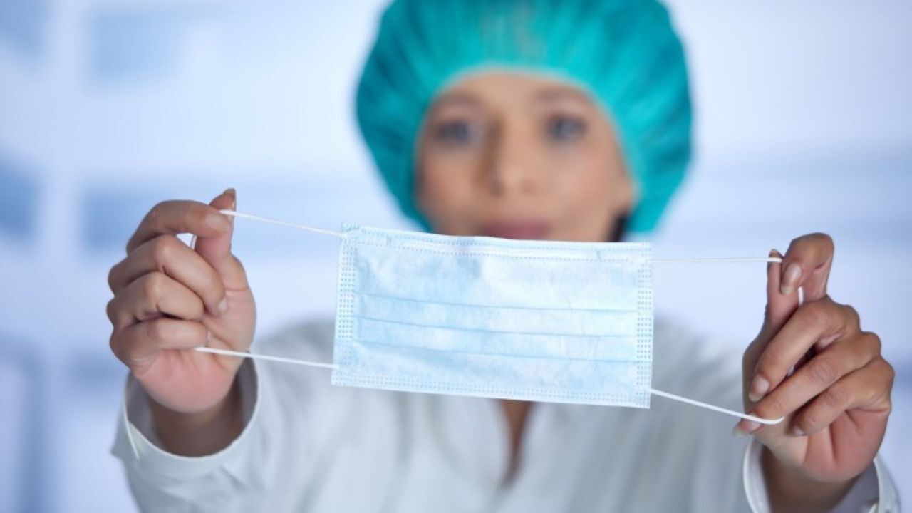 ماسک زدن افراد علامتدار بسیار مهم است