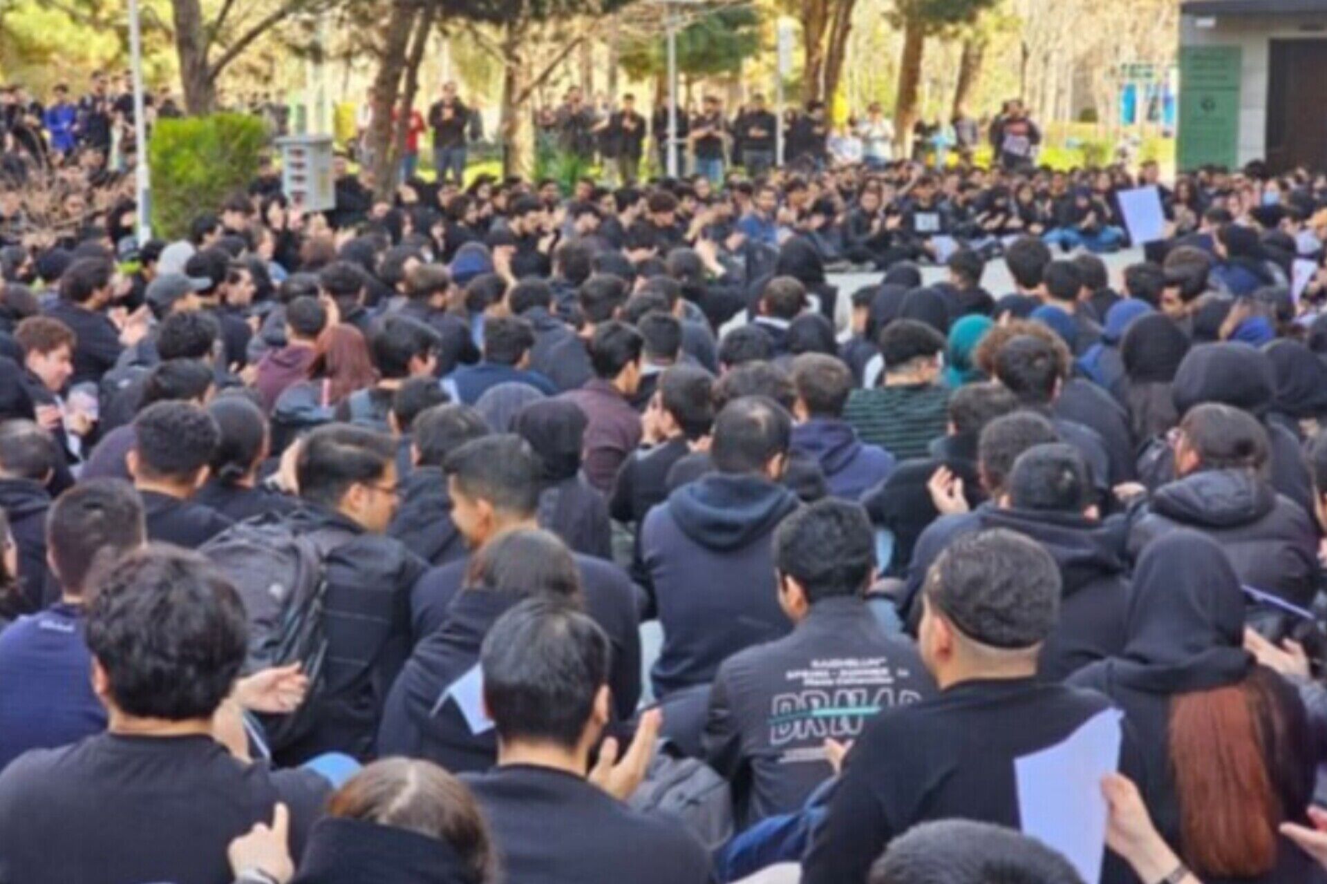 واکنش سخنگوی دولت به تجمعات اخیر در دانشگاه‌ها: عصبانیت‌ها را درک می‌کنیم/ تعداد کمی از کلاس‌ها به خاطر عدم حضور دانشجویان تشکیل نمی‌شود/ نه علم باید تعطیل شود، نه شنیدن صدای معترضان