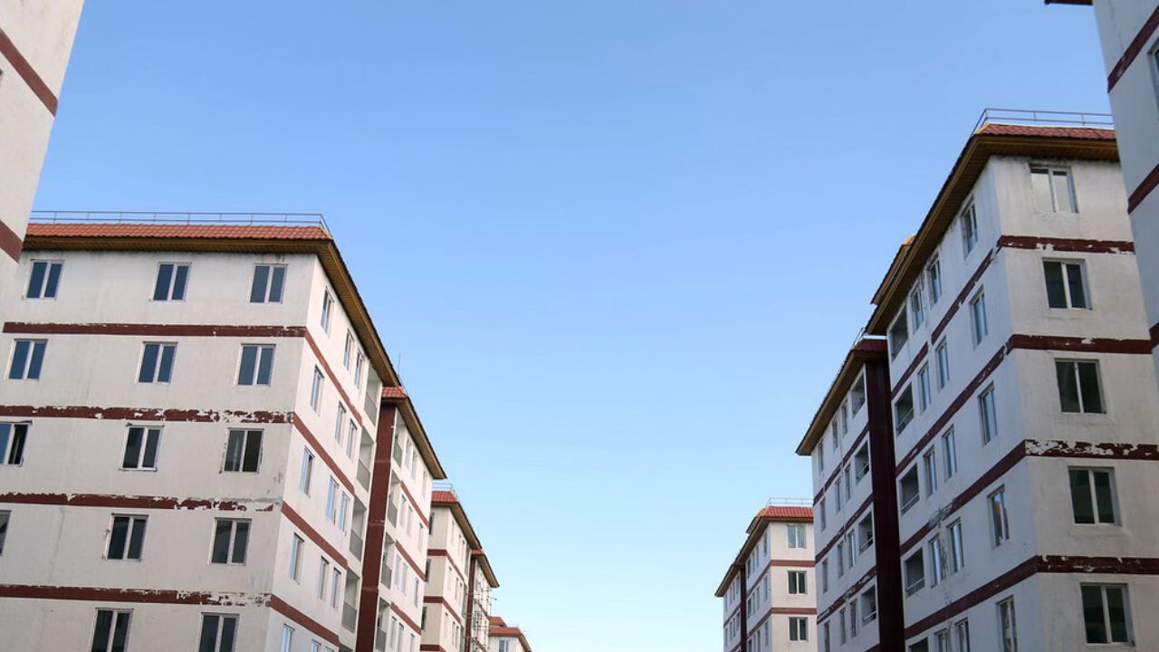 سقوط اسکلت فلزی ساختمان در  مشهد+ ویدئو