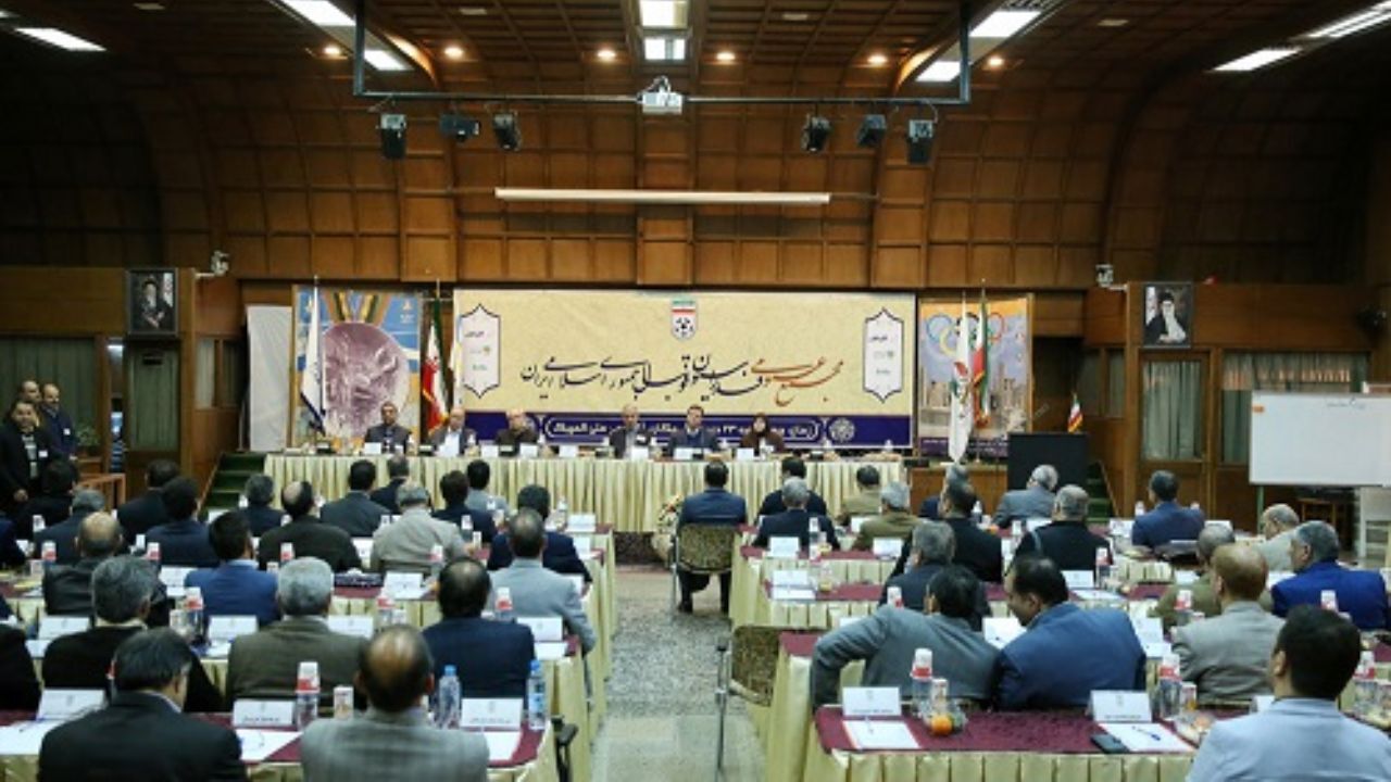 مدیران کنونی فدراسیون فوتبال سلامت انتخابات را تهدید می کنند / به فوتبالی‌ها شانس ریاست دهیم