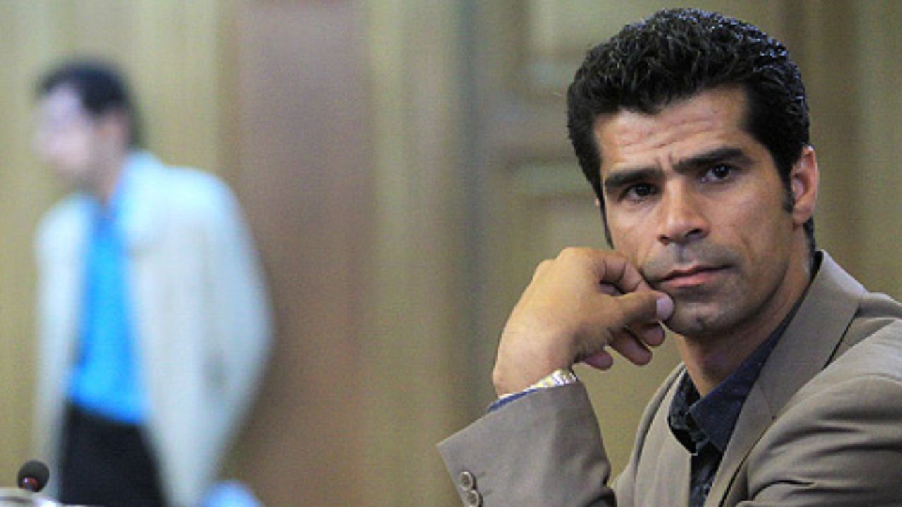 من آن آقا را نزدم چون در حد و اندازه من نیست / آنقدر دروغگو هستند که گفته اند ساعی گفته چرا اسم من را نگفتید / نمی‌توانند فضا را بر من ببندند/ جریمه‌ را از طلبم کم کنند