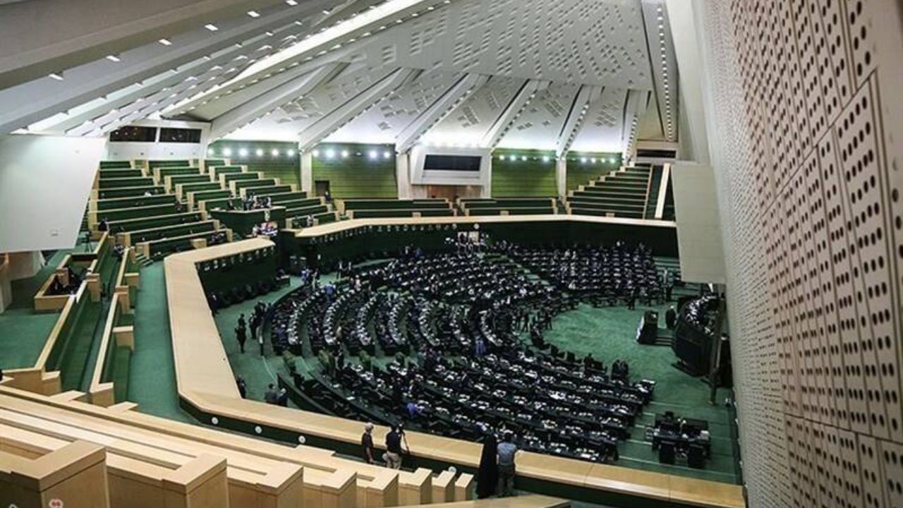 حذف رقبای انتخاباتی و سیاسی با کارت‌های زرد و قرمز مجلس!