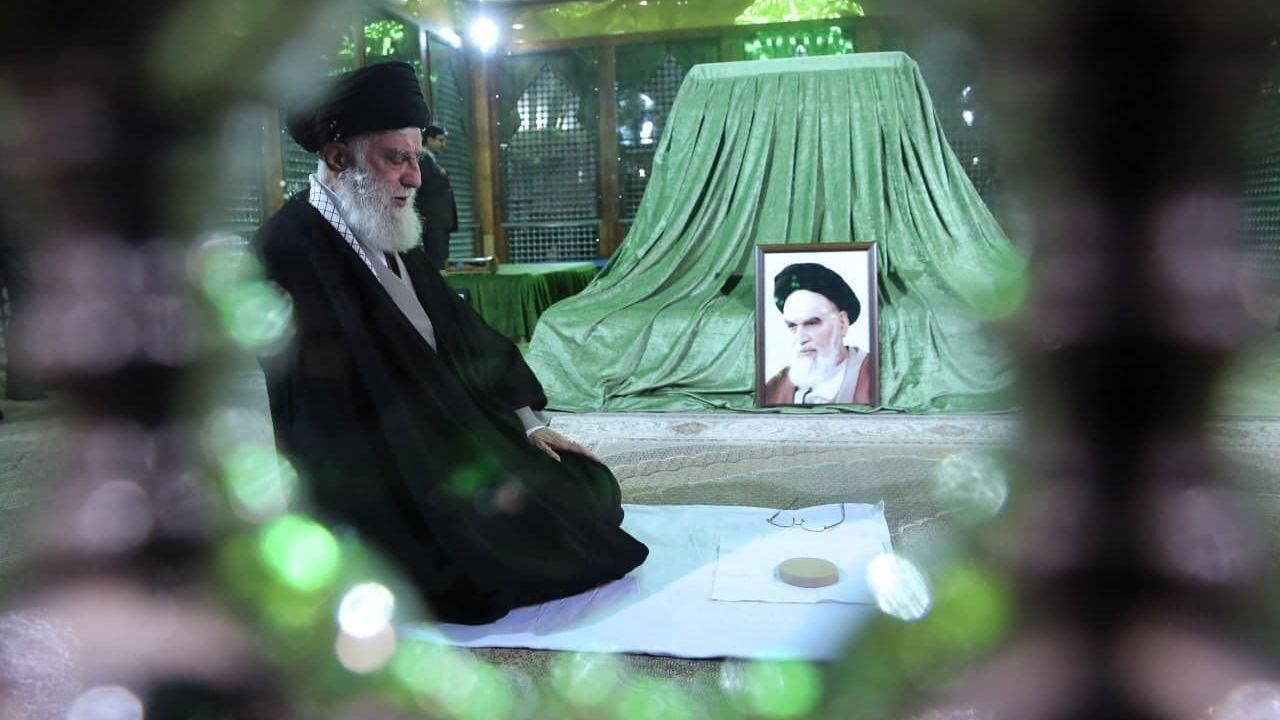 رهبر انقلاب اسلامی در مرقد امام خمینی(ره) و گلزار شهدا حضور یافتند