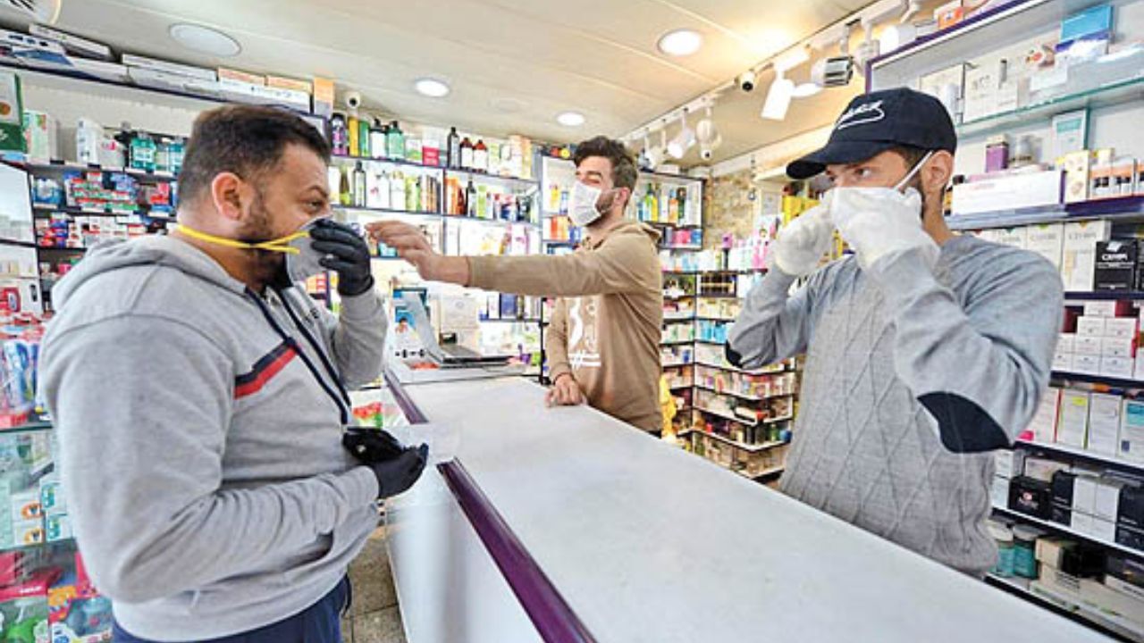 حذف دفترچه بیمه، داروخانه‌ها را شلوغ کرده است