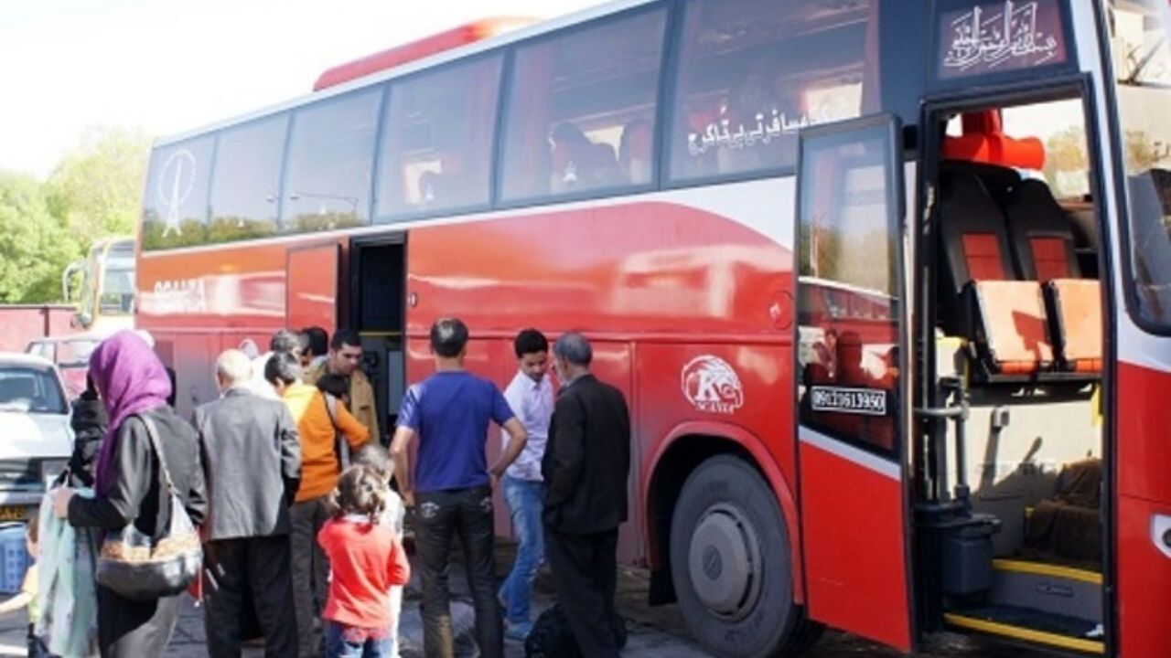 کف‌خوابی مسافران نوروزی در اتوبوس‌ها