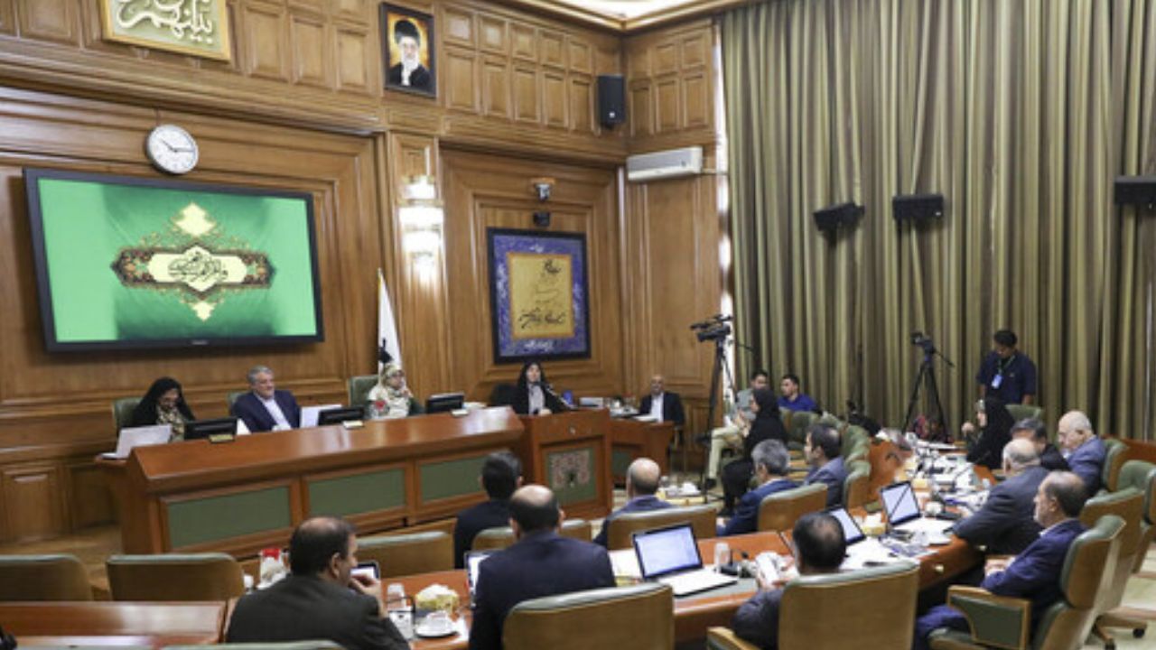 تهران در وضعیت قرمز کرونا، شورای شهر مشغول رنگ "سیاه یا سفید حاجی فیروز!"