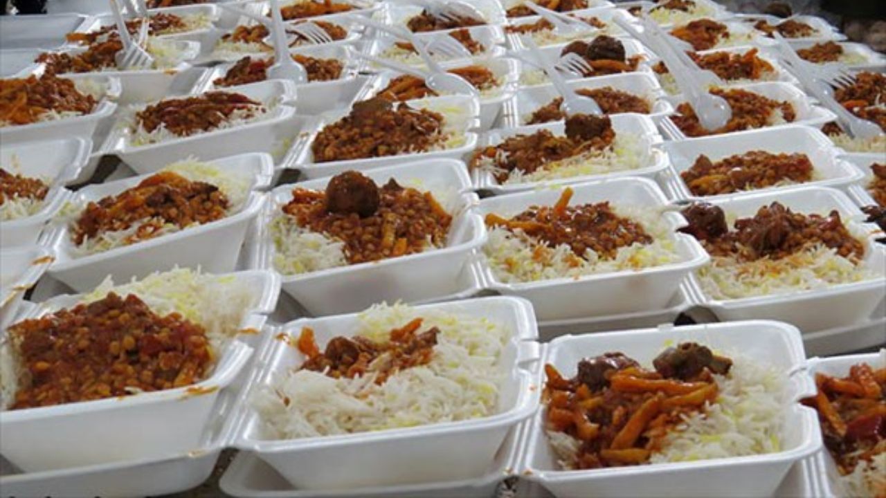 غذاها درب منازل نیازمندان تحویل می شود