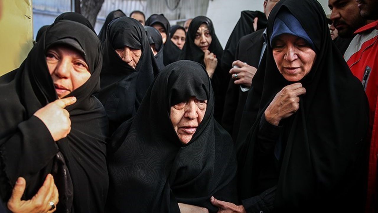 سال‌های آخر مزد هاشمی‌رفسنجانی را کف دستش گذاشتند / رئیس‌جمهور زن باید روحیه جنگی داشته باشد / قبل از انقلاب خواب دیدم همسرم شاه شده است