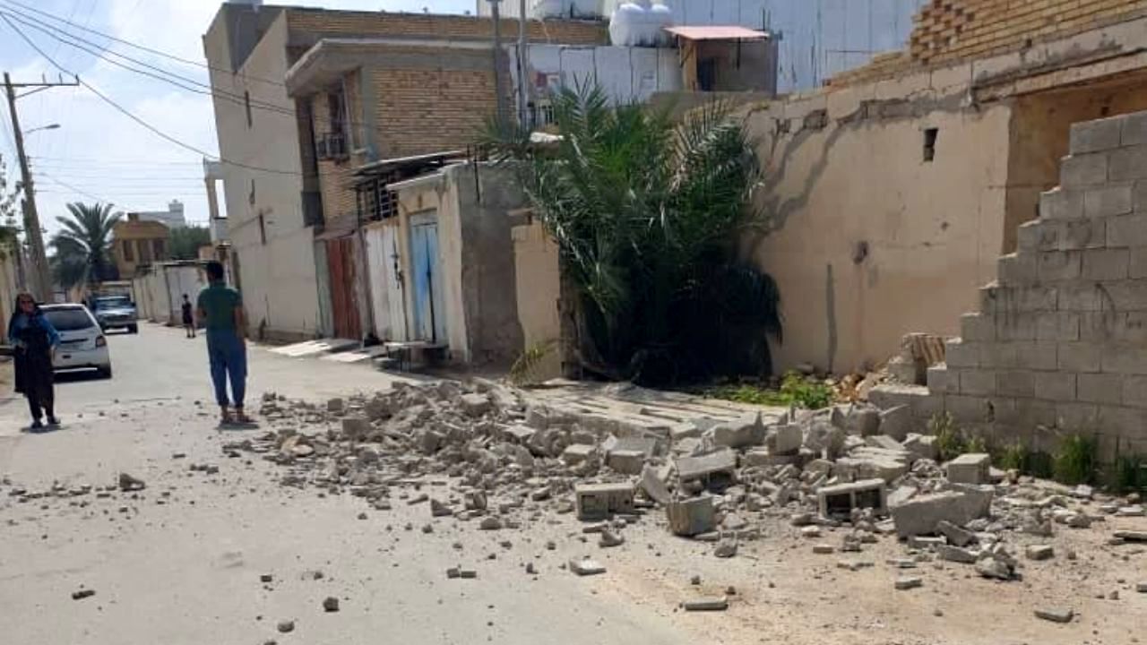 بندر گناوه در 2 ساعت 15 بار لرزید