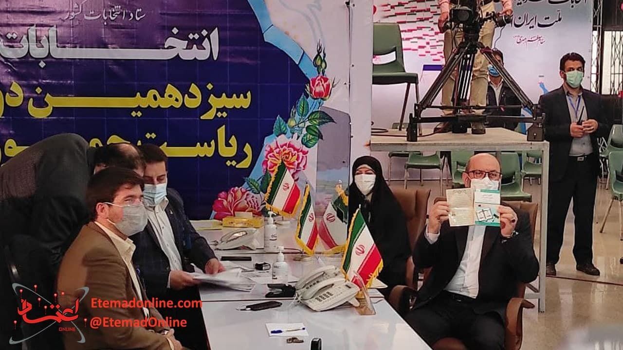 دهقان در ستاد انتخابات وزارت کشور حاضر شد / سردار دهقان از کتابچه برنامه‌های خود رونمایی کرد + عکس