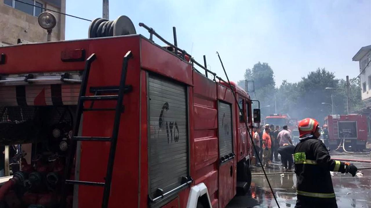مهار آتش سوزی 5 باب مغازه در خیابان امین الضرب رشت