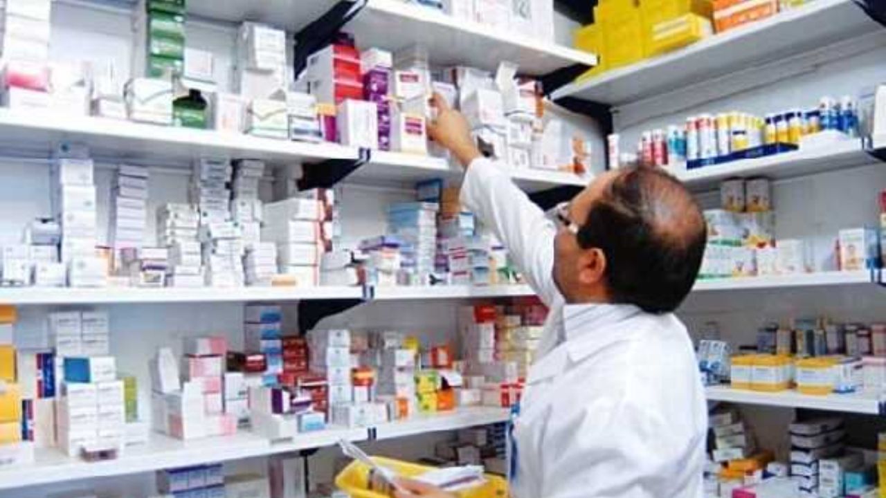 تنها راه کنترل بازار قاچاق دارو، اجرای کامل طرح نسخه نویسی الکترونیک است / ایرانی‌ها به اندازه یک کشور یک و نیم میلیاردی دارو مصرف می‌کنند