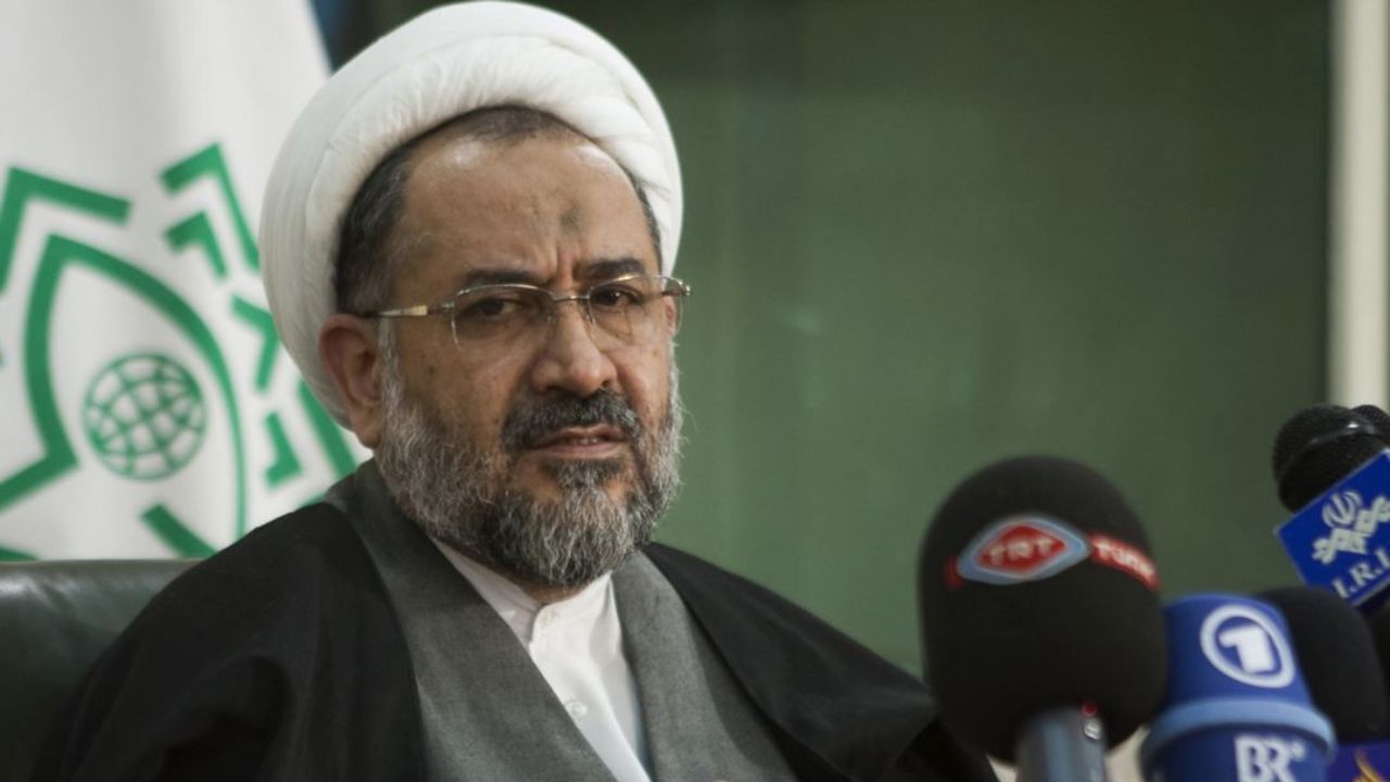 احمدی‌نژاد اطلاعاتی را می‌خواست که در شأن رهبری بود