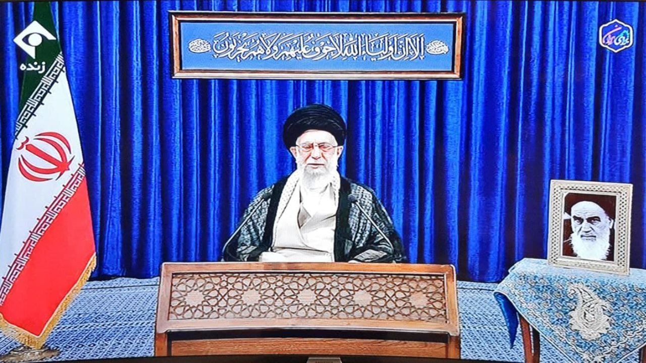 معنی کتیبه بالای سر رهبر انقلاب چه بود؟+ عکس
