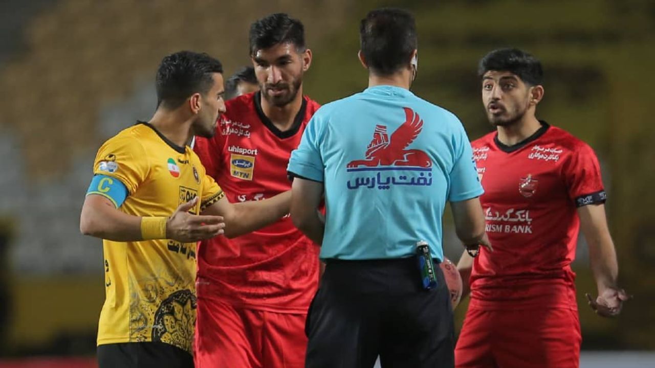 کمیته اخلاق باید به اتفاقات بازی ذوب آهن و پرسپولیس ورود کند