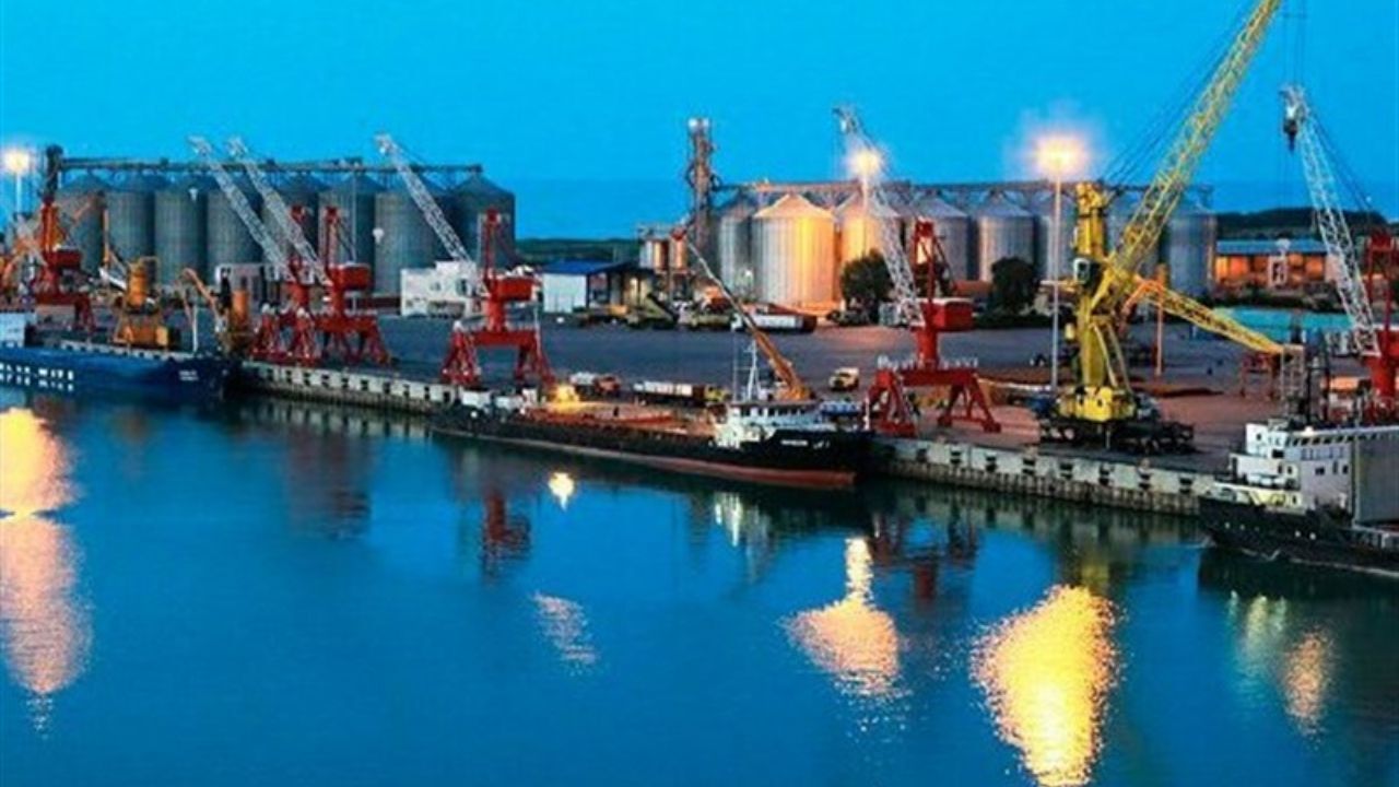 حمل بیش از یک میلیون کالای اساسی از بندر امام