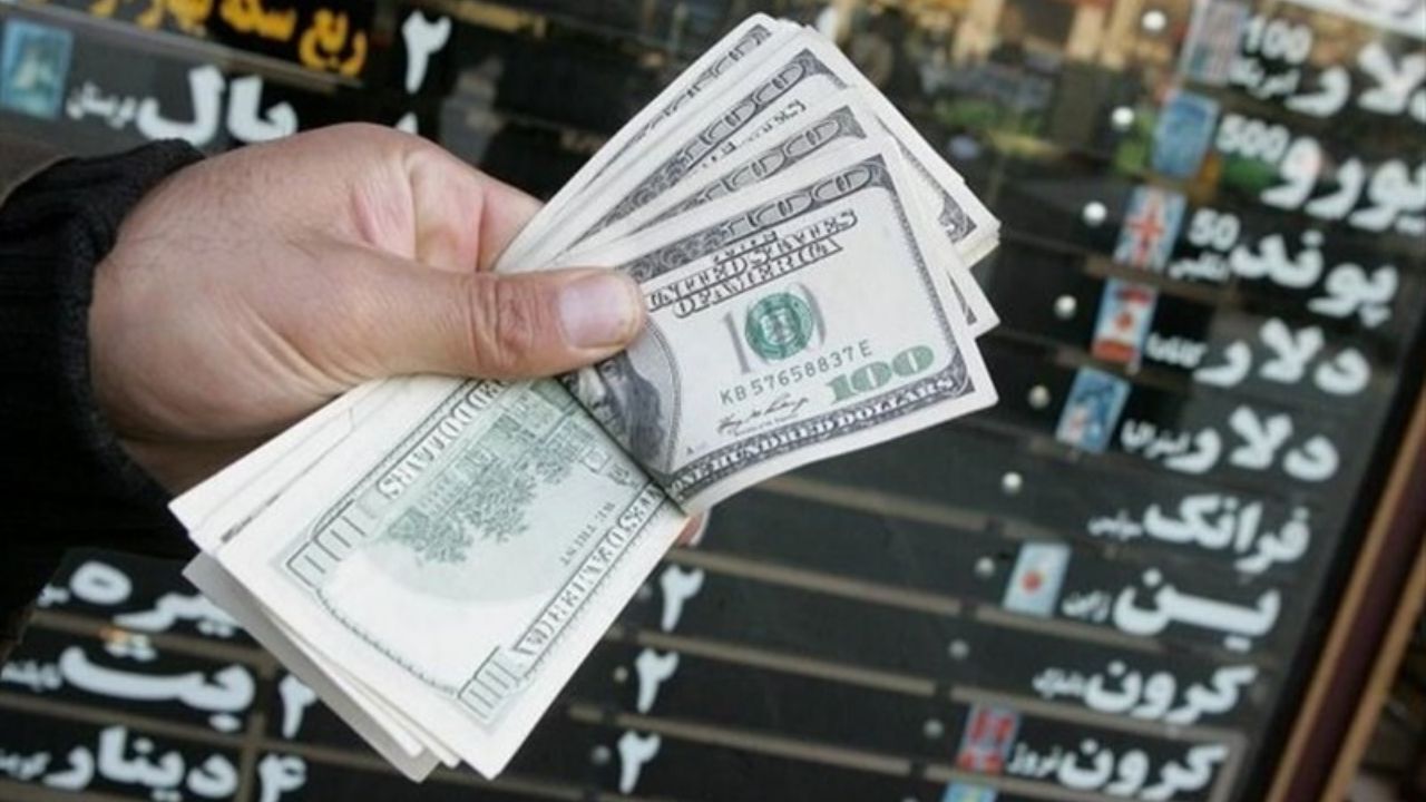 دلالان کنار خیابان فضا را در دست گرفتند / دلار بازار آزاد چند نرخی شد