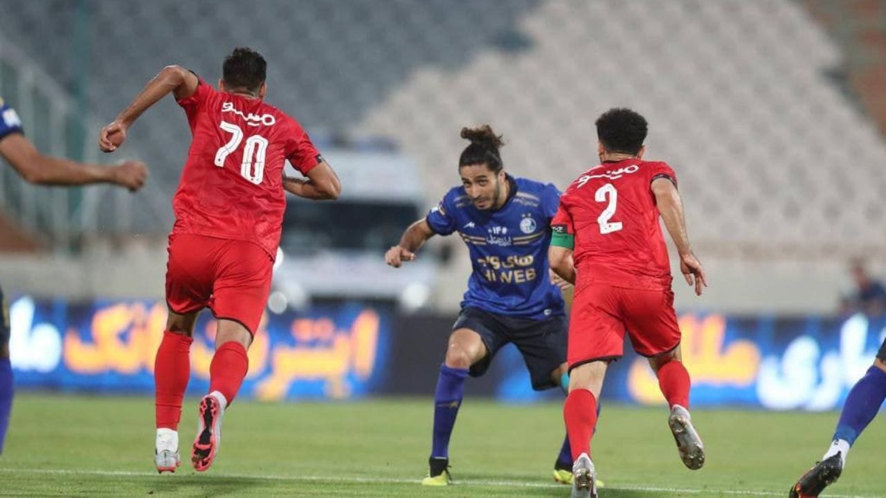 پرسپولیس در فاز تیمی بهتر از استقلال است/مربی ترسو قافیه را می‌بازد
