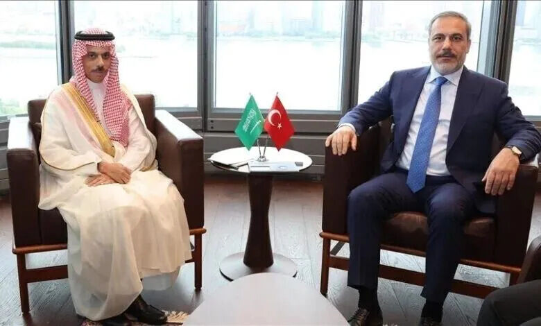 گفت‌وگوی وزرای خارجه عربستان و ترکیه در مورد کاهش تنش‌ها برای تضمین امنیت آبراه‌ها در منطقه