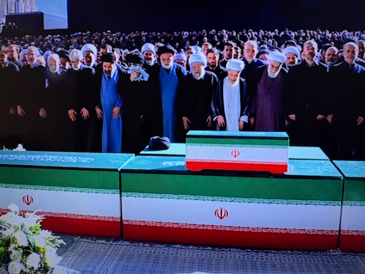 اقامه نماز بر پیکر رهبر شهید و خانواده ایشان به امامت آیت الله سبحانی/ شعارهای حاضران پس از اقامه نماز