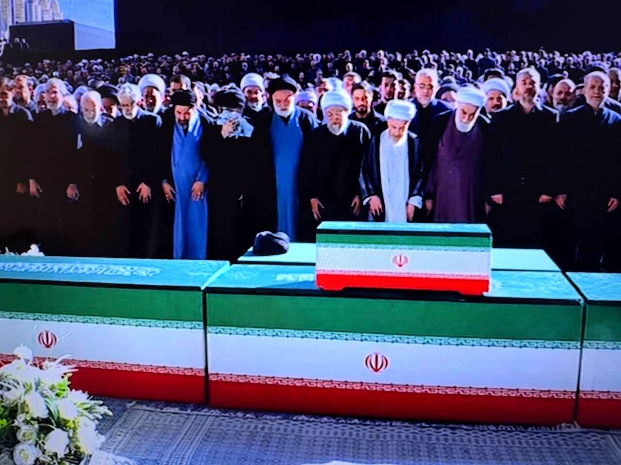 اقامه نماز بر پیکر رهبر شهید و خانواده ایشان به امامت آیت الله سبحانی/ شعارهای حاضران پس از اقامه نماز