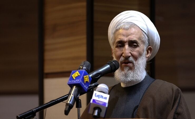 ولی فقیه نیابت امام عصر(عج) را برای هدایت جامعه برعهده می‌گیرد
