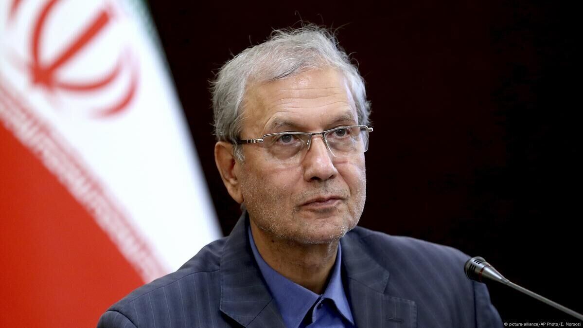 ربیعی: هیچ جامعه‌ای با خارجی‌ها خوشبخت نشده و با پرچم بیگانه به سعادت نرسیده؛ اسکندر و تیمور مگر آمدند که ما را خوشبخت کنند؟/ پرچم به دست دشمن نمی‌دهیم