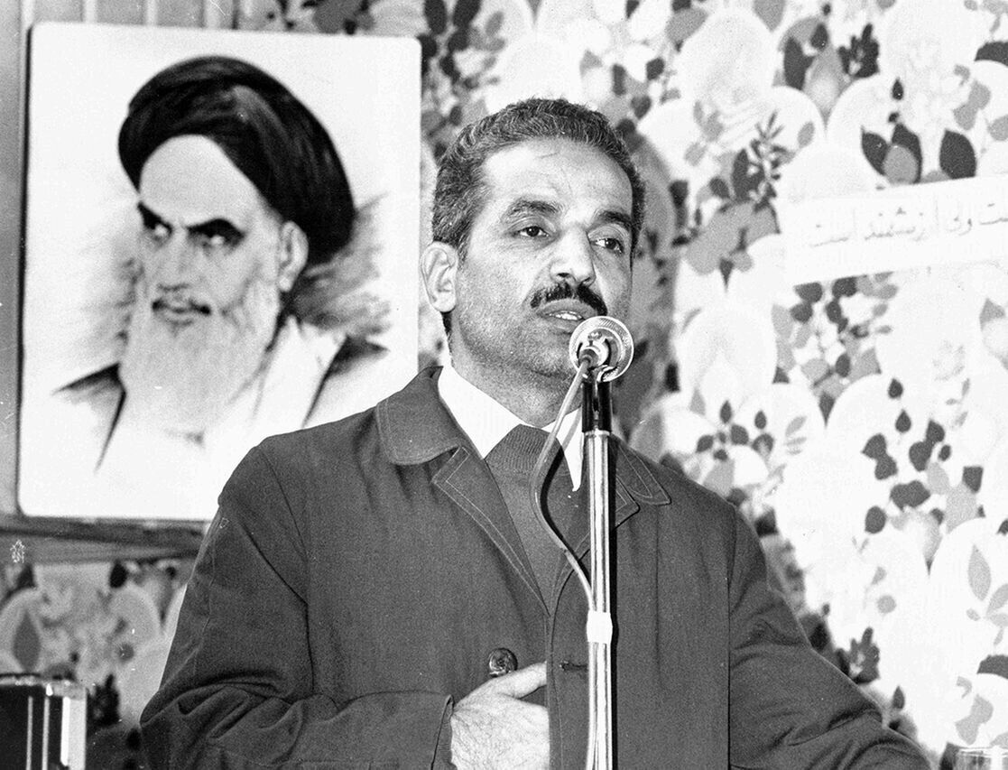 عکس قدیمی از محمدعلی رجایی و سیدمحمد خاتمی در تحریریه روزنامه کیهان