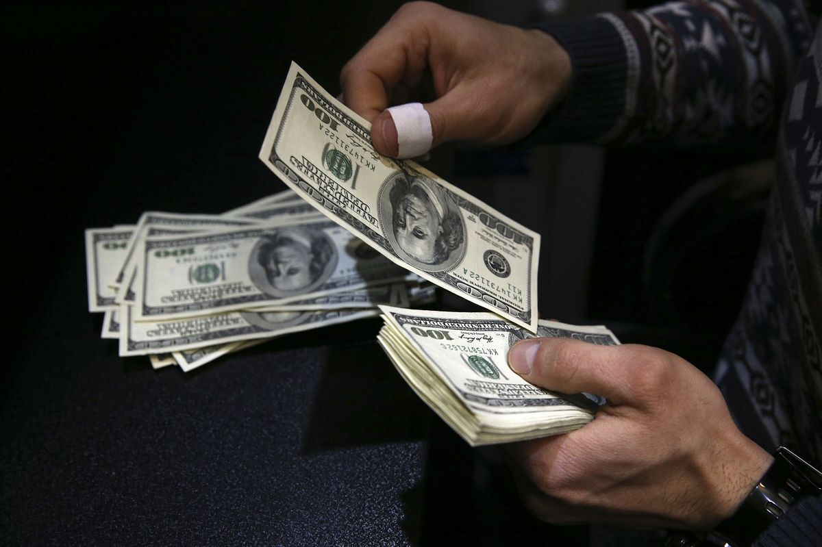 کاهش ارزش پول ملی پای دلار تقلبی را به بازار باز کرد