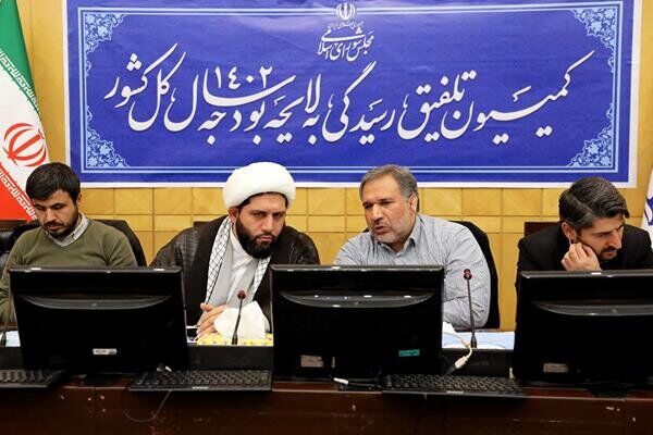 کنایه به تحصیلات اعضای کمیسیون تلفیق بودجه: وقتی رئیس و اعضا فارغ التحصیلان الهیات، علوم حوزوی، ادبیات، تاریخ، شیمی و رسانه هستند، وضع بودجه همین می‌شود!