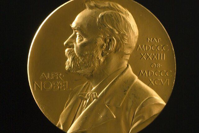 اعتبار معنوی جایزه‌ی صلح نوبل را از شیرین عبادی پس بگیرید!