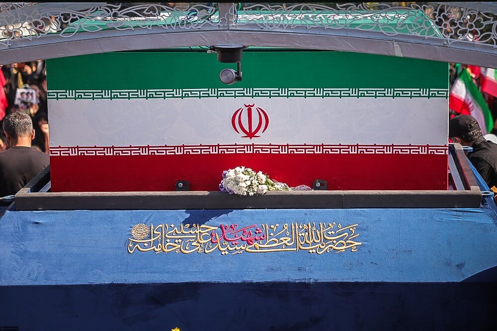کدام مرجع تقلید در مشهد بر پیکر رهبر شهید نماز می‌خواند؟