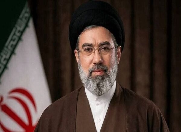 رهبر انقلاب: در زمانه‌ای که شبکۀ خبیث استکبار با ایجاد انواع محدودیت‌های مربوط به امور درمان و دارو به دنبال تحمیل رنج بر ملّت بزرگ ایران است، توجّه به پرستاران و کرامت پرستاران تأثیر مهمّی بر سلامت و امنیّت جسمی و روحی جامعه دارد 