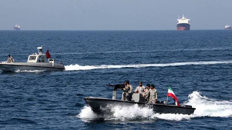 ادعای اکسیوس: ناوهای آمریکایی «در مجاورت» خواهند بود تا در صورت لزوم از اقدام ایران برای ممانعت از عبور کشتی‌ها از تنگه هرمز، جلوگیری کنند