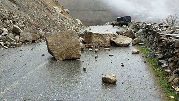 خطر ریزش سنگ در این جاده؛ مسافران در حاشیه جاده توقف نکنند