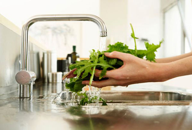 چگونه میوه و سبزیجات را انگل‌زدایی و سم‌زدایی کنیم؟