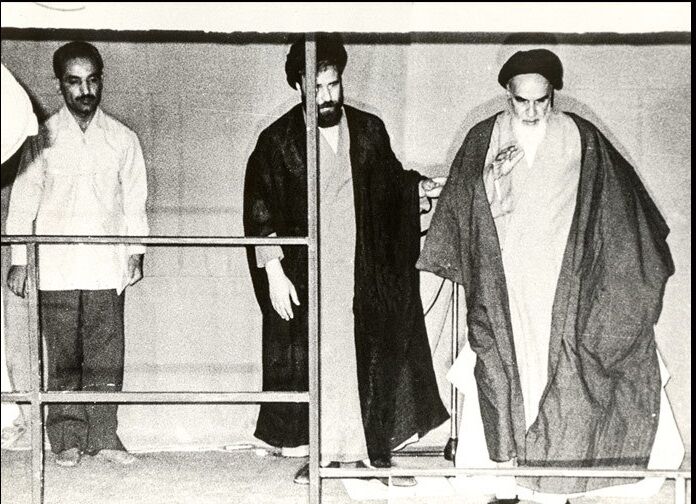 تصویری جالب از خوشحالی امام خمینی (ره) در مراسم تنفیذ محمدعلی رجایی