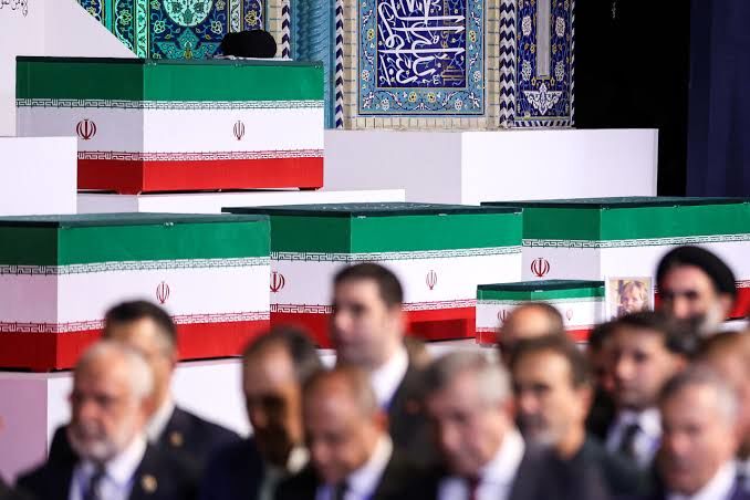 هنگام عبور هیات عربستانی، قطری، پاکستانی و عراقی برای ادای احترام به پیکر رهبر شهید انقلاب کدام آیه‌های قرآن پخش شد؟