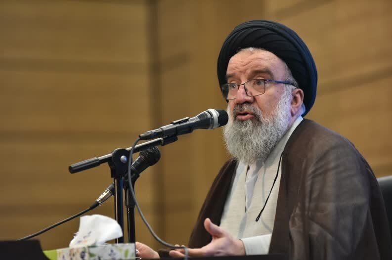 احمد خاتمی: آقای ترامپ بداند که متدینین به همان اندازه که پای ارزش‌های انقلاب اسلامی ایستاده‌اند پای ارزش‌های میهنی نیز ایستاده‌اند