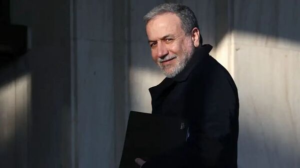 استیضاح عراقچی به سبک احمدی‌نژادی / ماجرای طرح پایداری‌ها برای برکناری وزیر امور خارجه پزشکیان چیست؟