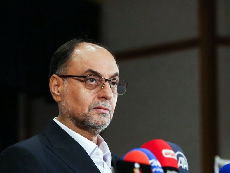 پاسخ تند وحید حقانیان به حملات تسنیم؛ این تلاش‌های مذبوحانه به دلیل ترس از شکست کاندیدای مورد نظرشان است + متن بیانیه