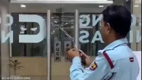 ببینید| مدیر هندی برای جلوگیری از خروج کارمندانش در ساعت اداری روش عجیبی ابداع کرد!