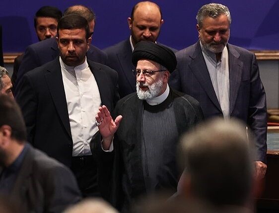 محافظ یکی از مهمترین چهره‌های سیاسی در مراسم رسمی چرت می‌زند؟!