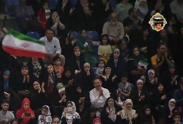 ورزشگاه مشهد، استثنائا امروز برای زنان مجاز بود! + عکس