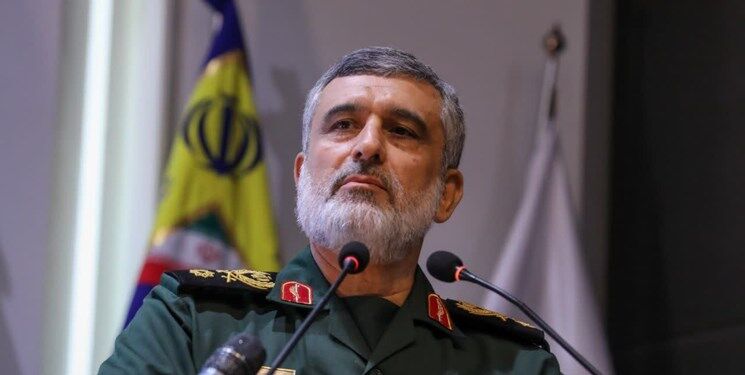 بوسه نماینده رهبر انقلاب بر پیشانی فرمانده هوافضای سپاه + عکس