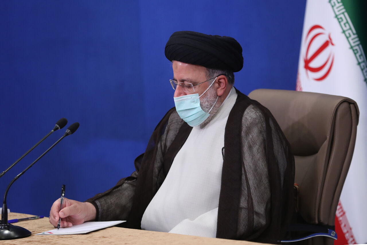 مرحوم ری‌شهری در سنگرهای مختلف خدمات ارزنده‌ای به انقلاب اسلامی داشت
