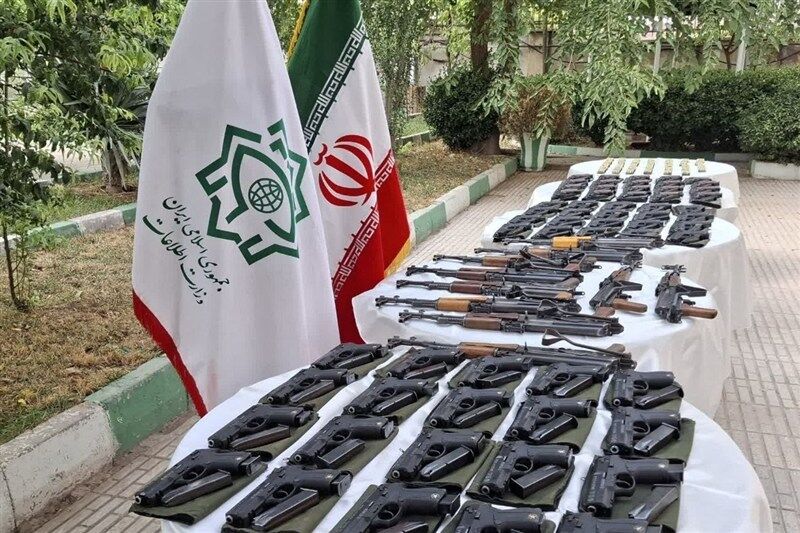 انهدام تیم قاچاق سلاح جنگی در غرب کشور/ بازداشت 2 نفر و کشف  109 قبضه سلاح