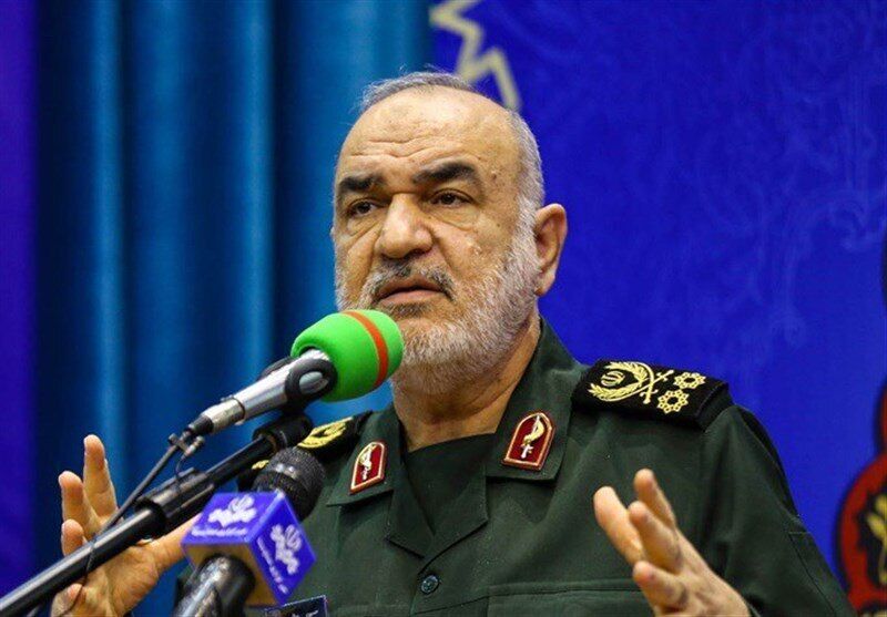 همچنان مصمم در برابر دشمن شمشیر می‌زنیم